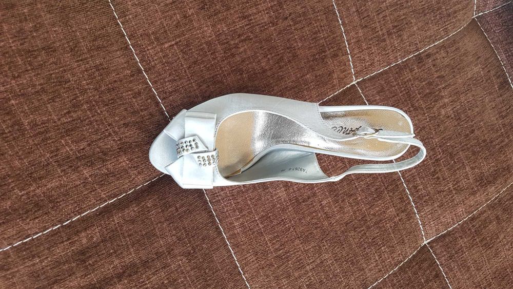 Нови! Елегантни сребристи обувки с панделка. Размер 37
