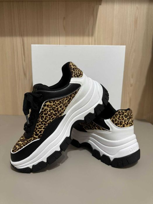 Продавам Маратонки Guess