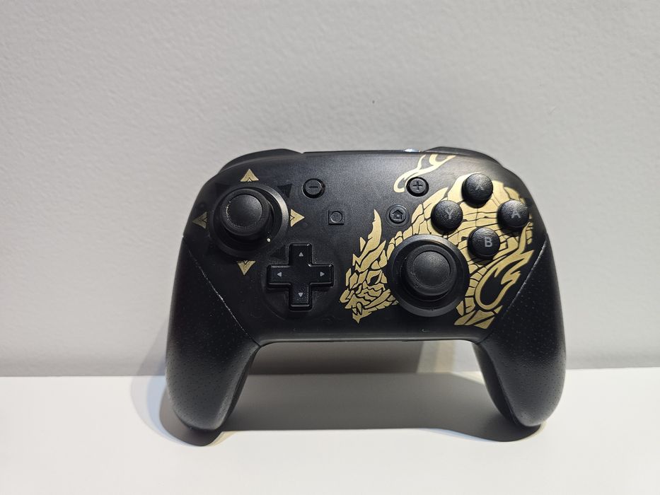 Nintendo Switch OLED Mario Red Edition + Controller Pro Monster Hunter