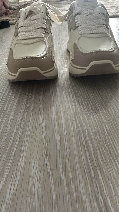 Новые кроссовки белые