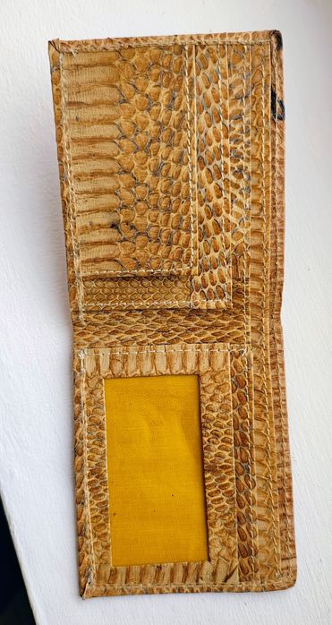 Portofel din piele de șarpe .