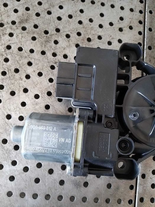 Motoras macara dreapta spate skoda octavia 3 5e 0130822724 5q0959812a
