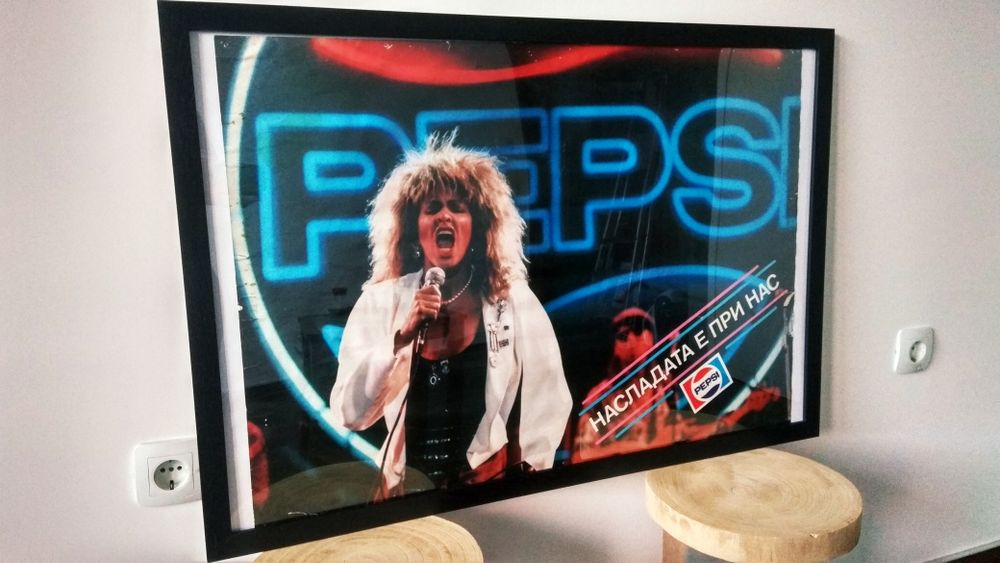 Голям рекламен плакат на Пепси с Тина Търнър,в нова рамка