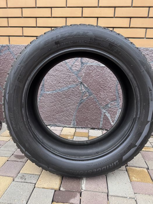 Продается шину липучку Bridgestone 235/55/R-20