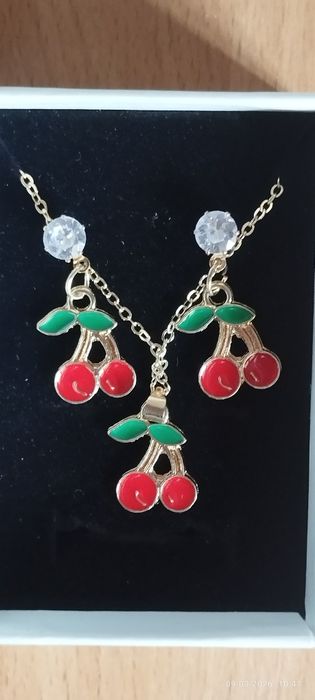 Серьги и цепочка с кулоном в виде вишен