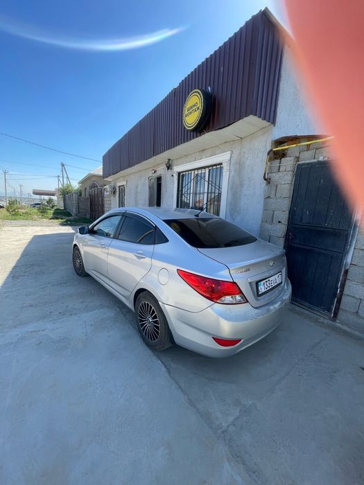 Хендай      акцент.