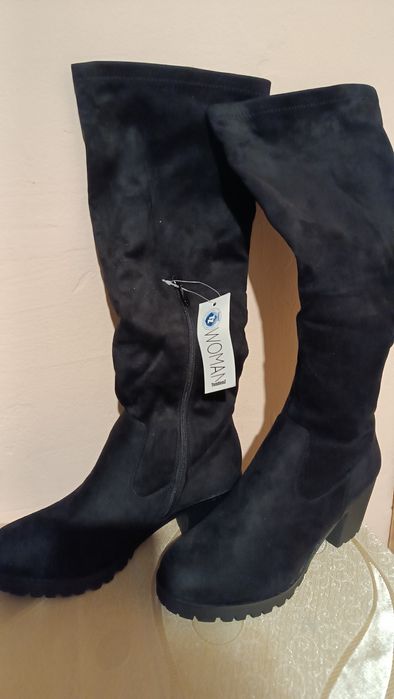 Високи черни ботуши