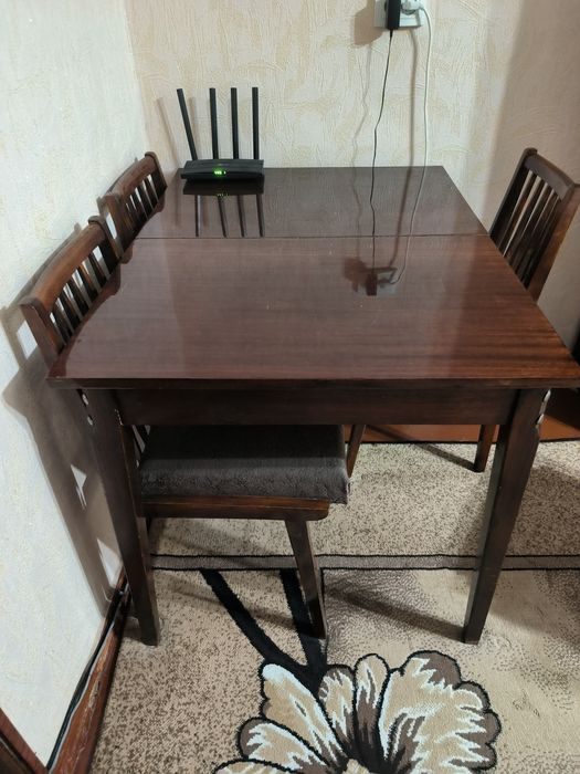 Стол со стульями