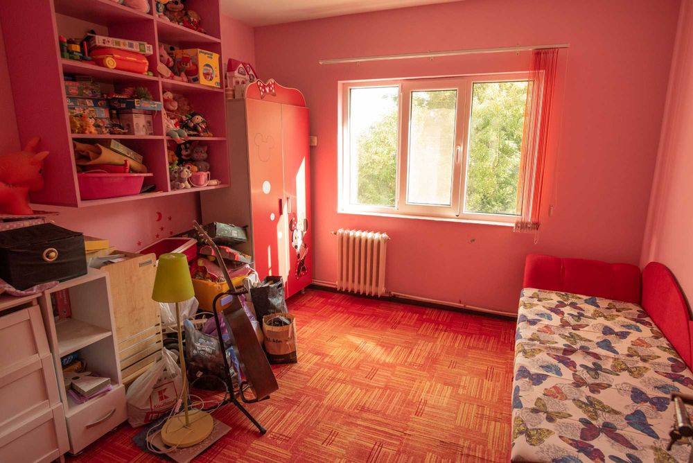 Vând apartament decomandat cu 3 camere în Podu Roș