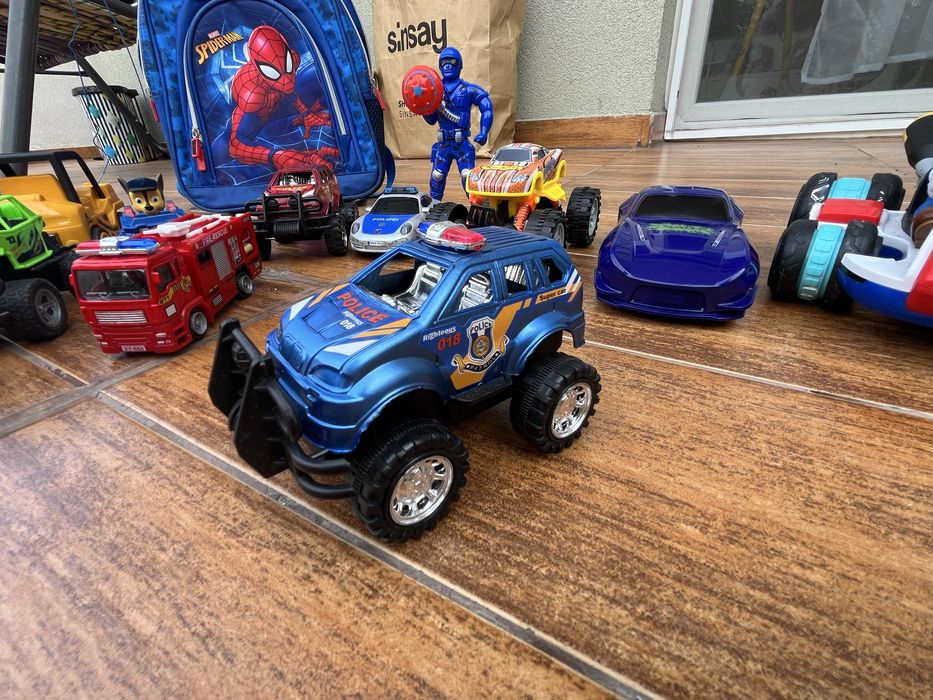 Vand jucarii , masinute si ghiozdan