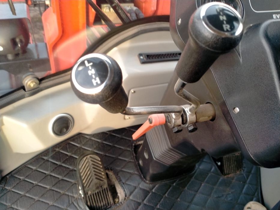 Трактор погрузчик