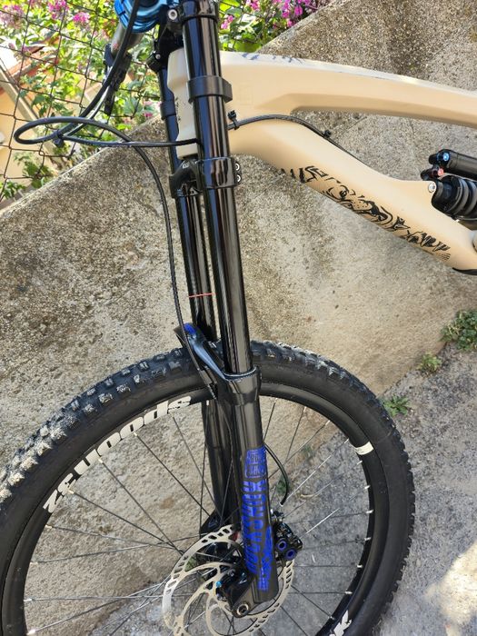 YT Tues CUSTOM 27.5 S-M размер Карбонов Висок клас DH bike SINGLE SPEED,  Magura 5 4-бутални, Rockshox Boxxer Въздушна