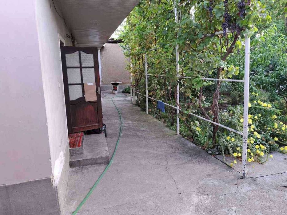 Samarqand Darvozada 3.68 sotixli hovli sotiladi.