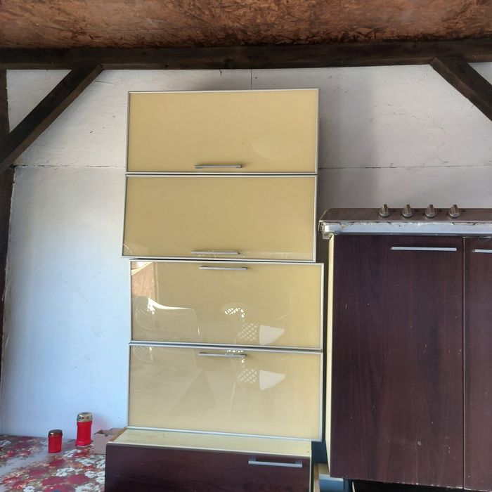 vind bucatarie folosita inclusiv plita pe gaz.