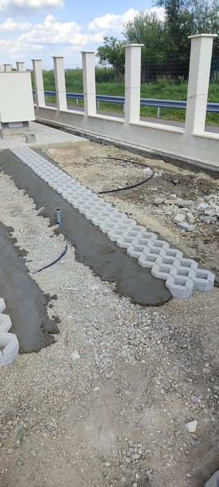Servicii Subzidiri hirdoizolatii gazon pavele amenajare curte