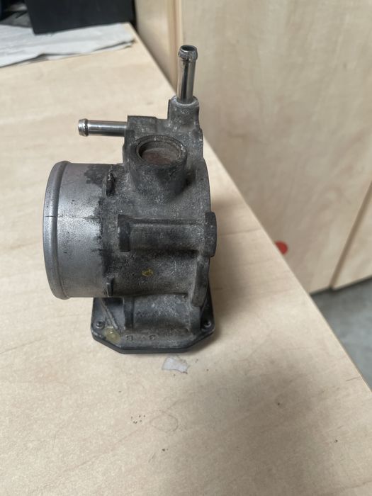 Дроселова клапа за Тойота Авенсис 2011 бензин