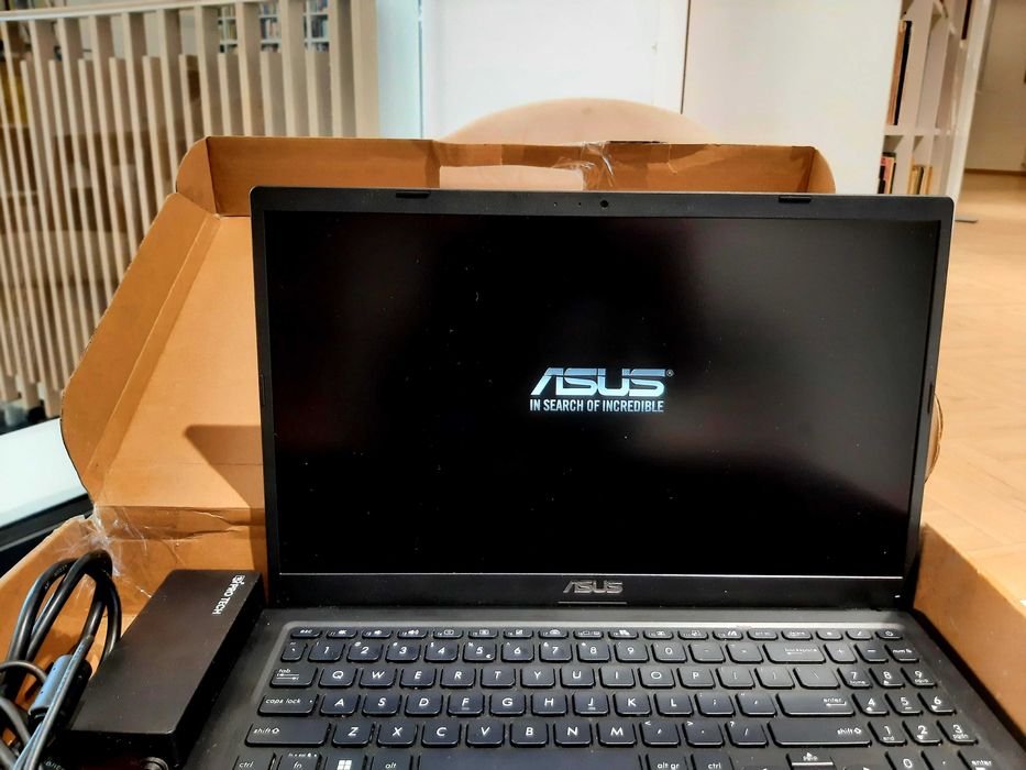 Laptop ASUS procesor gen 11 în cutie