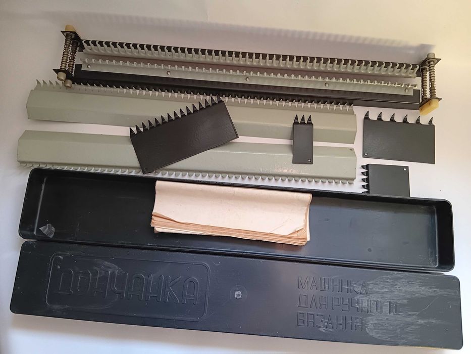 Masina de tricotat manuala, veche , perioada comunista, Ruseasca