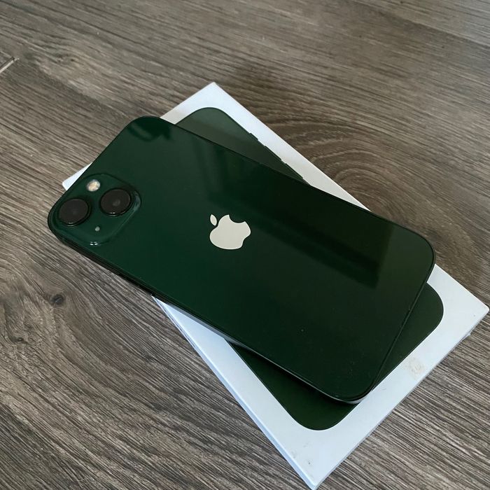iPhone 13 с наушниками