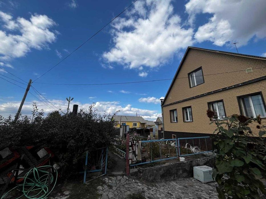 Продам двух этажный дом