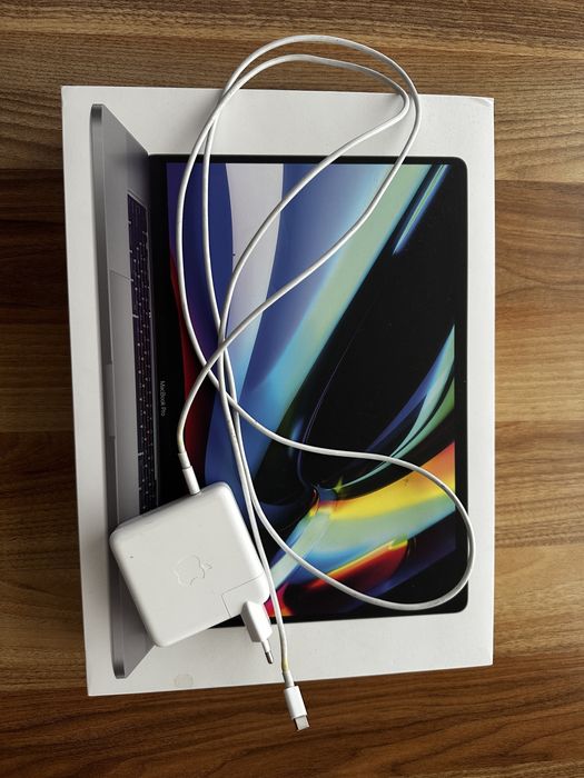 Macbook pro 2019 16inch i9-9980hk rx5500 8GB VRAM 16GB ram 1TB SSD