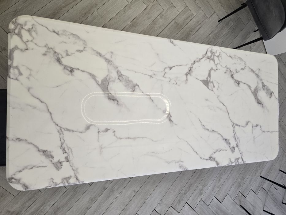 Белый мраморный стол