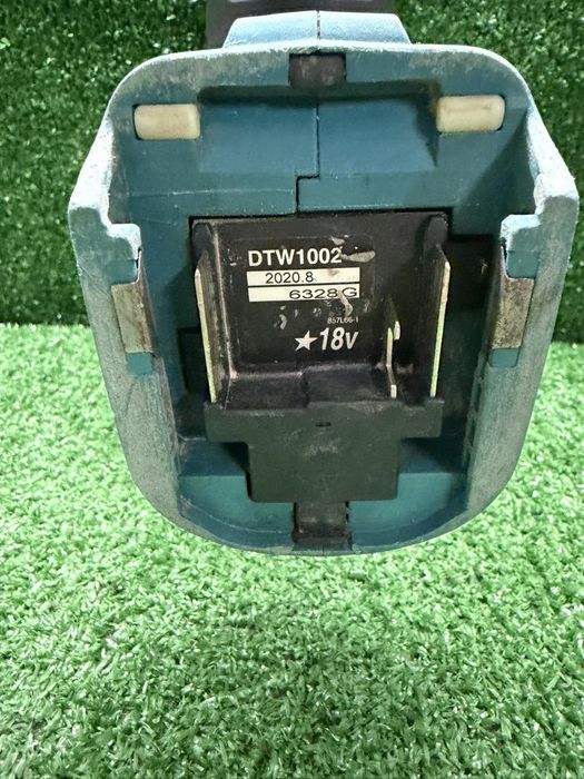 Голям безчетков гайковерт на Makita DTW1002, 1/2