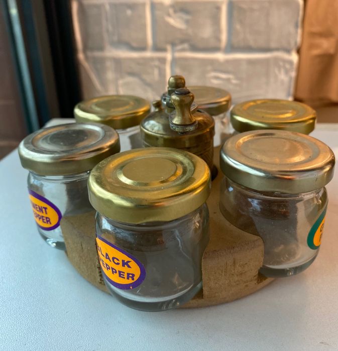 Набор для сыпучих специй с мельницей, продаю.