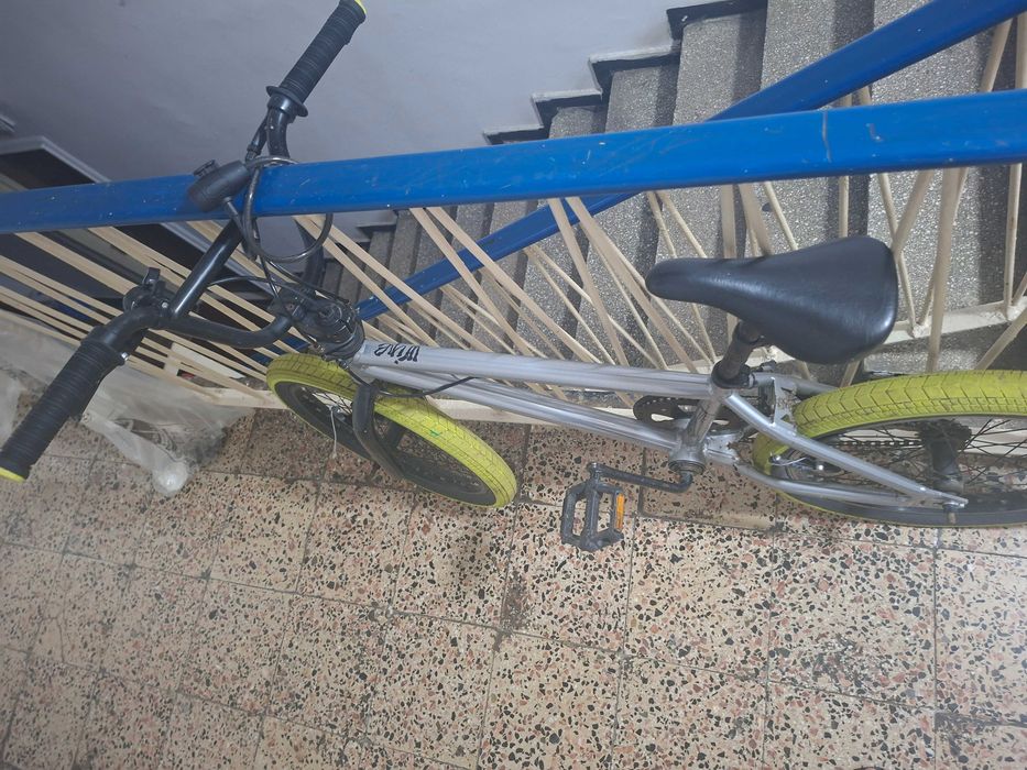 Vand bicicletă bmx,in stare buna!poate fi folosita pana la varsta de 14 ani.nu trimit prin curier!zona de ridicare mega mall