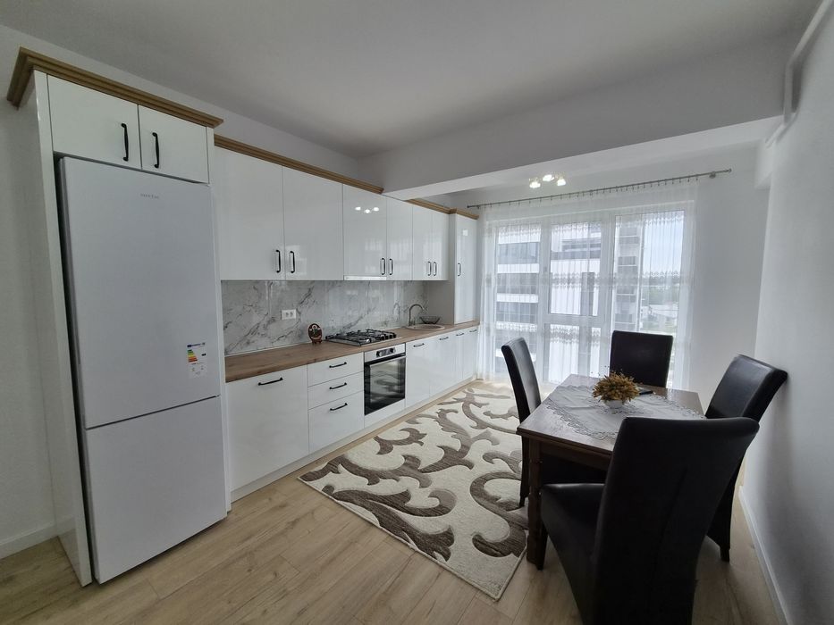 Vând apartament cu trei camere în bloc nou mobilat si utilat
