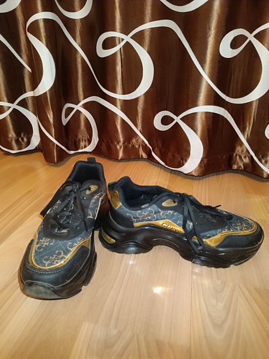 Срочно продам кроссовки 2000 тг