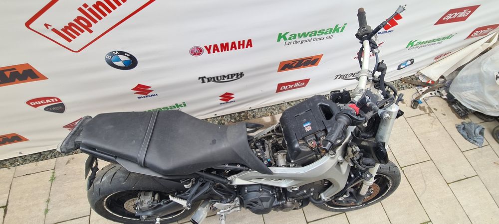 Yamaha MT09 MT 09  piese : scaun , cric central, motor , scarite , ghi