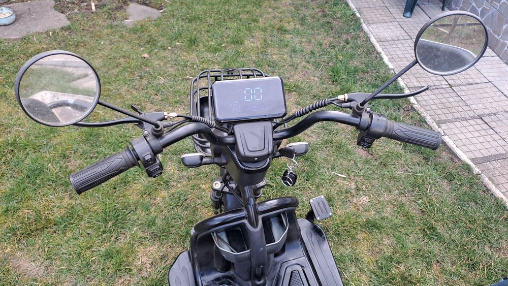 Триместна електрическа триколка