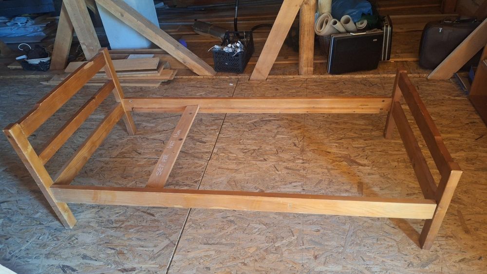 2 paturi din lemn 90x190cm