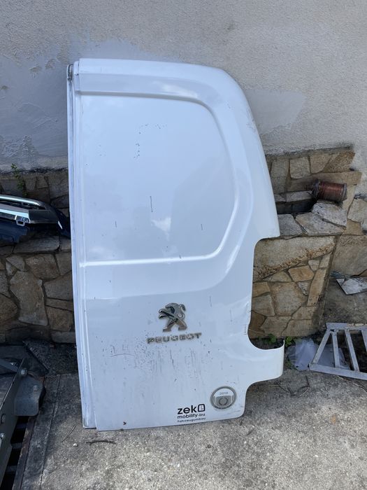 Пежо партнер задна дясна врата !