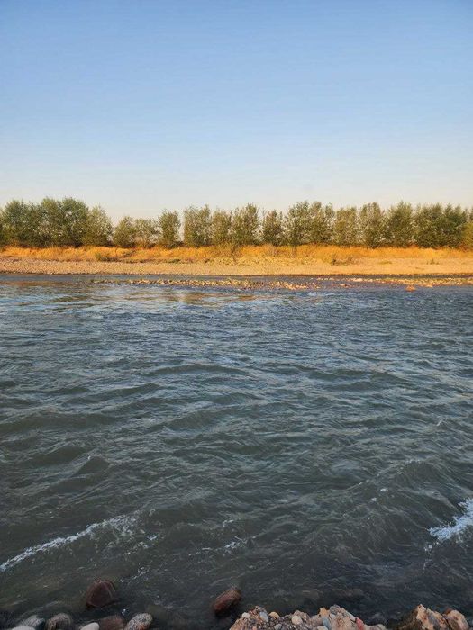 Редкий участок земли вдоль воды (Карасу)