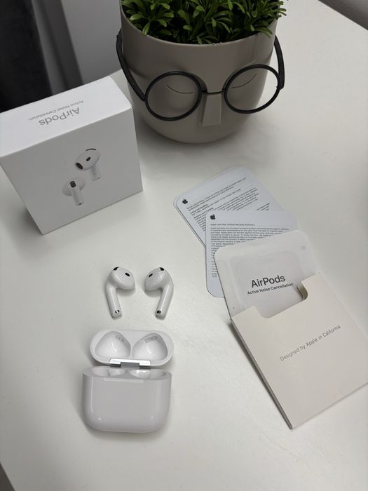 Apple AirPods 4.