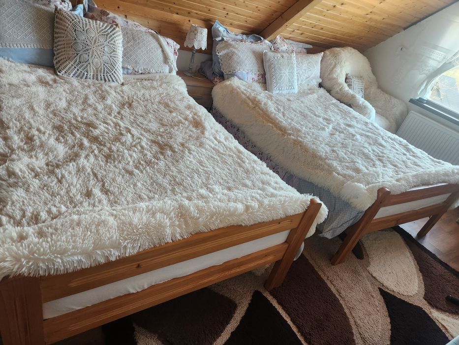 2  Paturi din lemn cu saltea inclusă