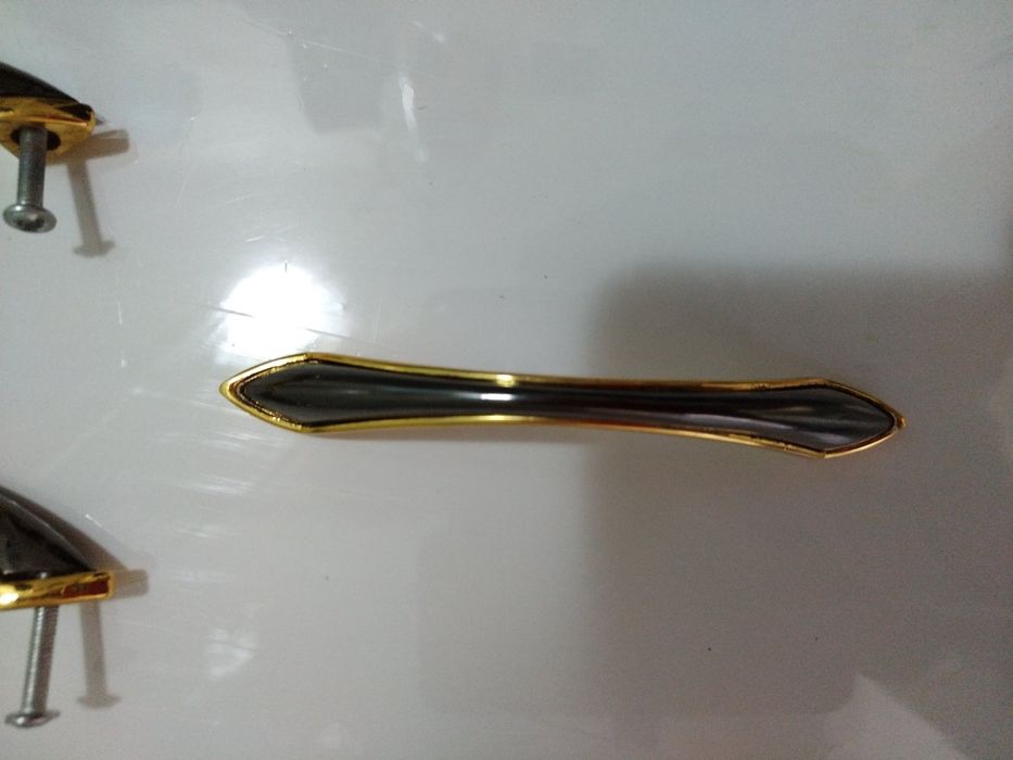 Дръжки за мебели