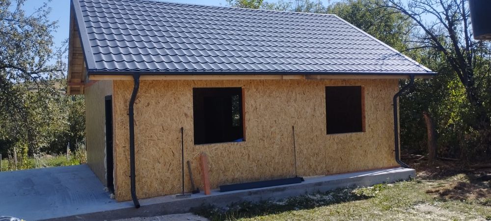 Containere modulare pe structură metalică rezistentă și invelite cu panou sandwich termoizolant,