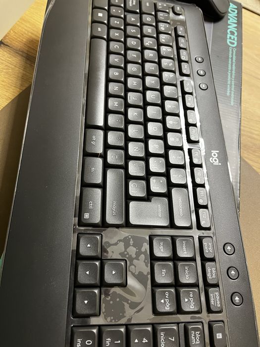 Безжична клавиатура и мишка  Logitech Advanced MK540