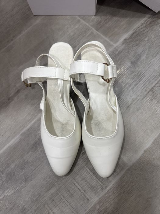 Босоножки 37 размер белый