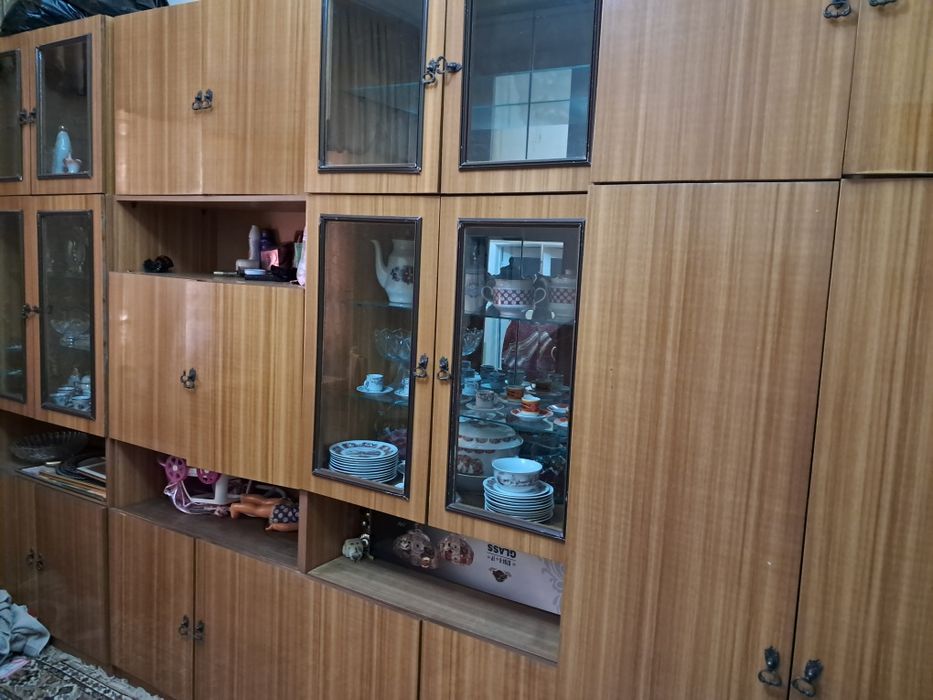 Продается стенка фабричная,лакирированная,ширина 5 метров