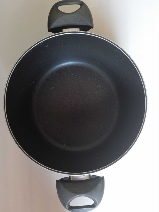 Черна тенджера с диаметър 24 см.