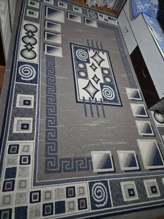Продам двери,кровать ,шифоньер,ковры