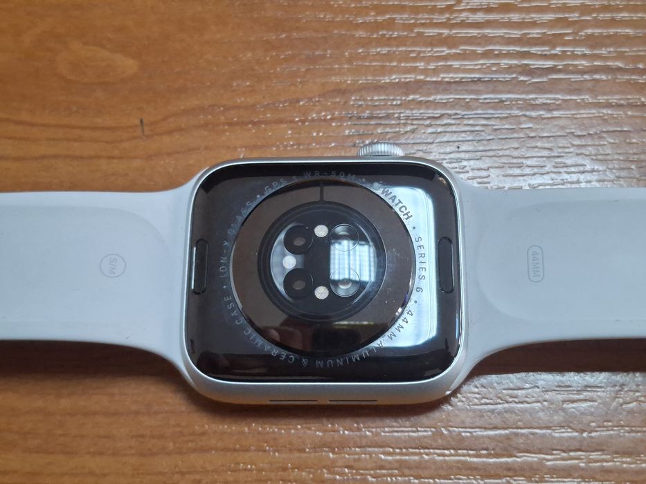 Продавам часовник Apple series 6(за части)