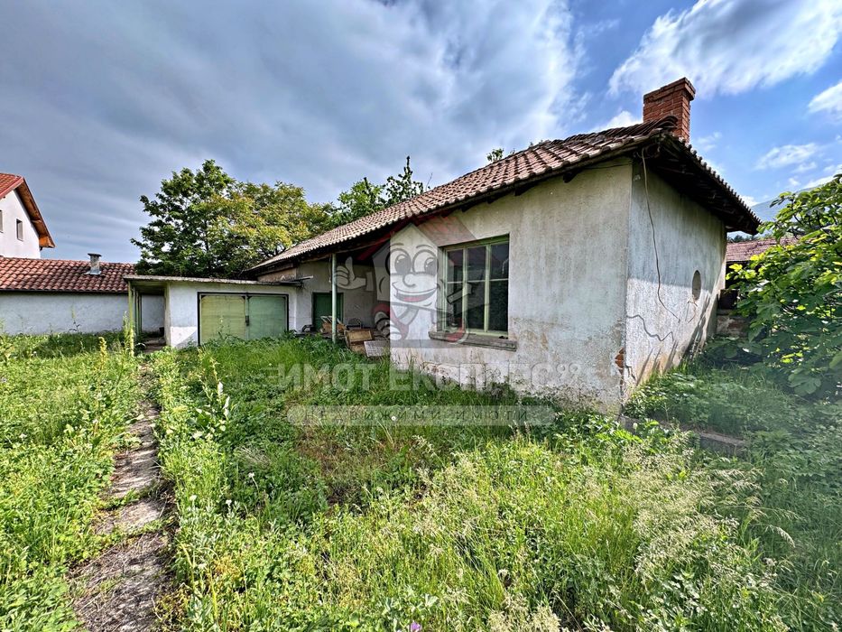 Самостоятелна къща 176кв.м, парцел 900кв.м, в центъра на село Червен