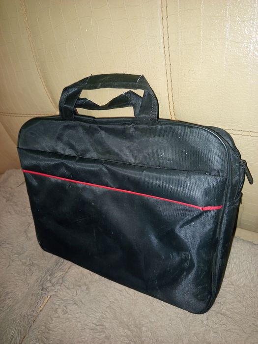 Фирменная сумка для ноутбука .