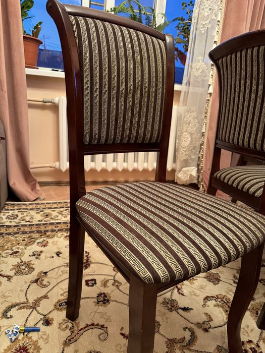 Стол и стулья на 10 персон