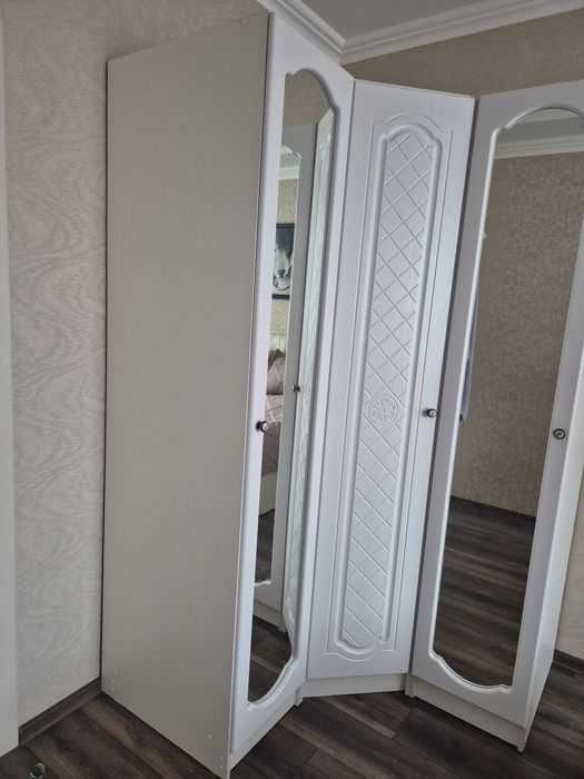 Продам угловой шкаф